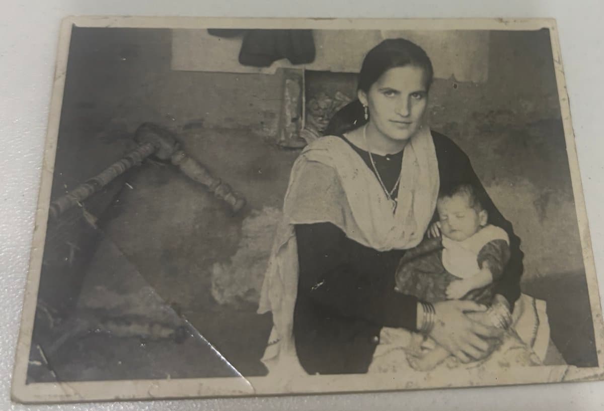 Vintage Mother and Baby Portrait Photography - Portrait Photography AI prompt