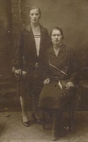 Vintage Sepia Portrait: Two Women in 1930s Fashion - Vintage Retro AI prompt
