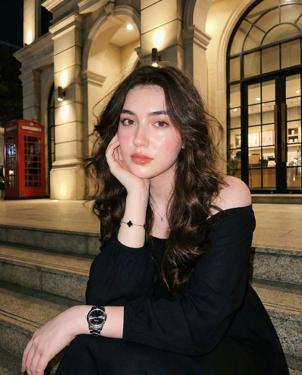 Elegant Woman Portrait Urban Night Soft Lighting - Portrait Photography AI prompt