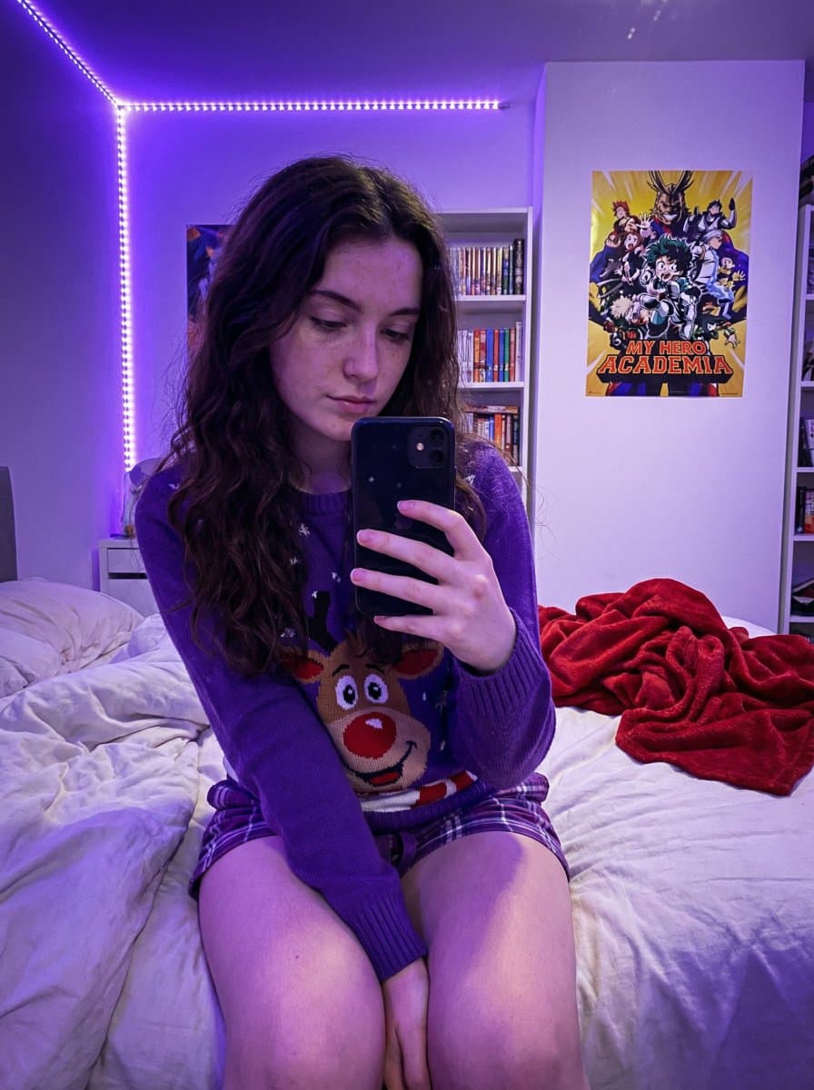 Young Woman's Cozy Bedroom Selfie in Christmas Sweater - Portrait Photography AI prompt