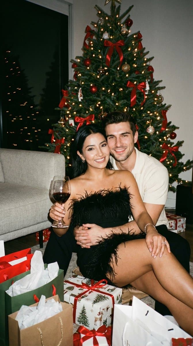 Joyful Couple Christmas Portrait with Festive Gifts - Portrait Photography AI prompt