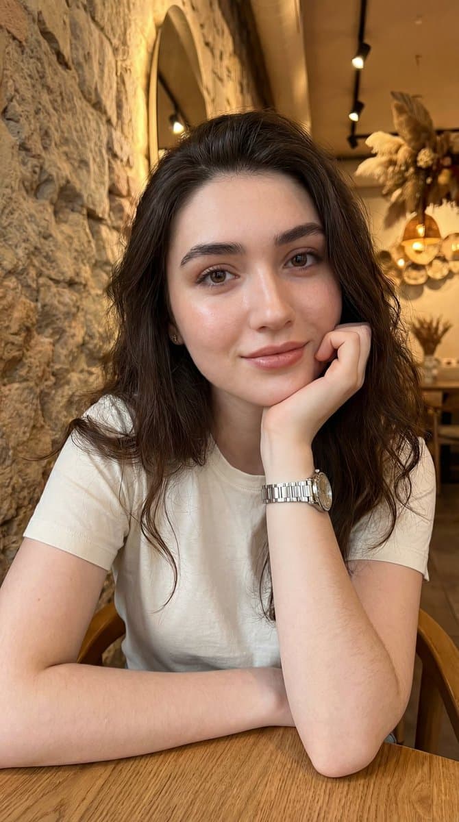 Natural Portrait of Woman in Cafe - Friendly Close-up - Portrait Photography AI prompt